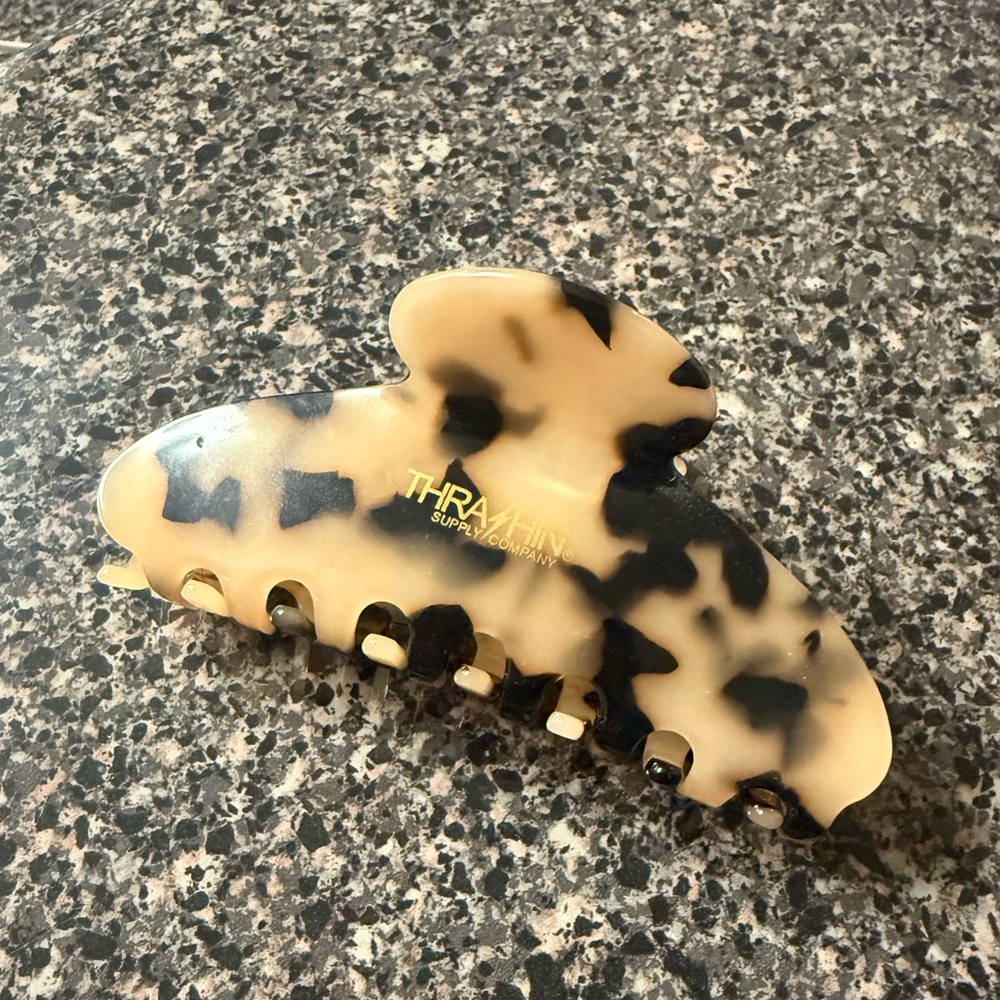 Thrashin Tortoiseshell Beige and Black Claw Clip
